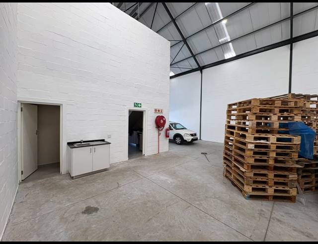 207M² WAREHOUSE TO LET IN FIRGROVE INDUSTRIAL ESTATE